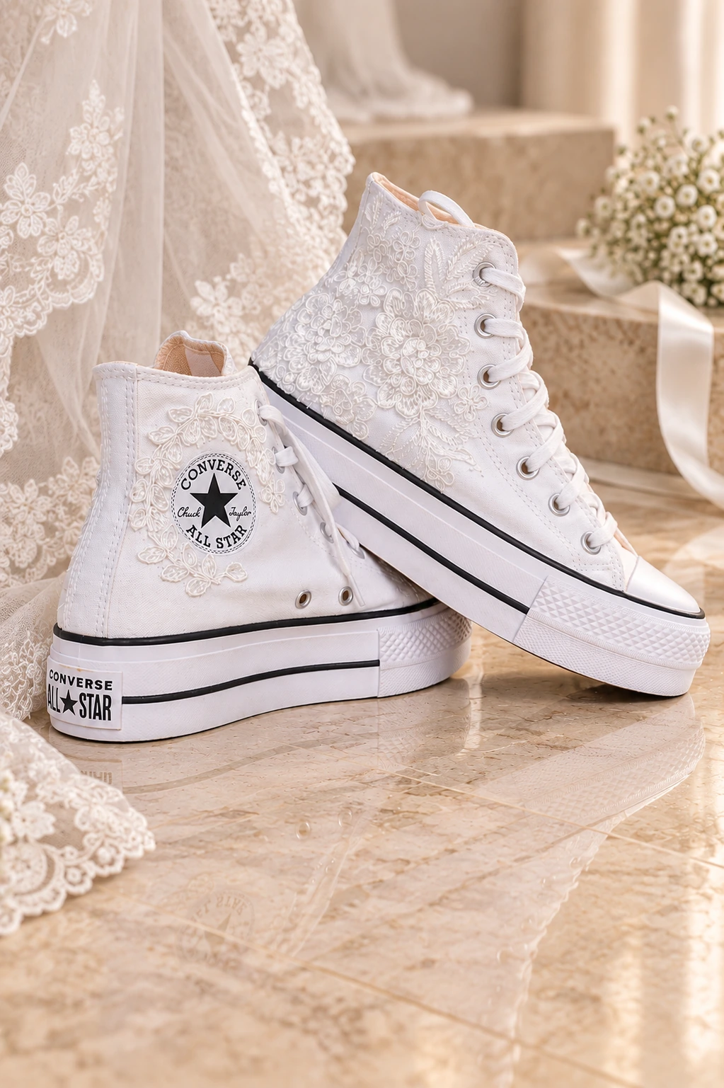 Λευκά Converse Platform με δαντέλα σε κομψό νυφικό σκηνικό πάνω σε μπεζ μάρμαρο.