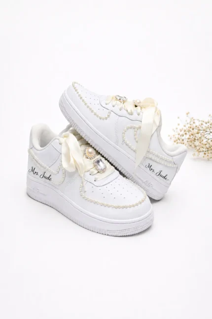 Νυφικά Nike Air Force 1 με πέρλες και εξατομίκευση στο πλάι