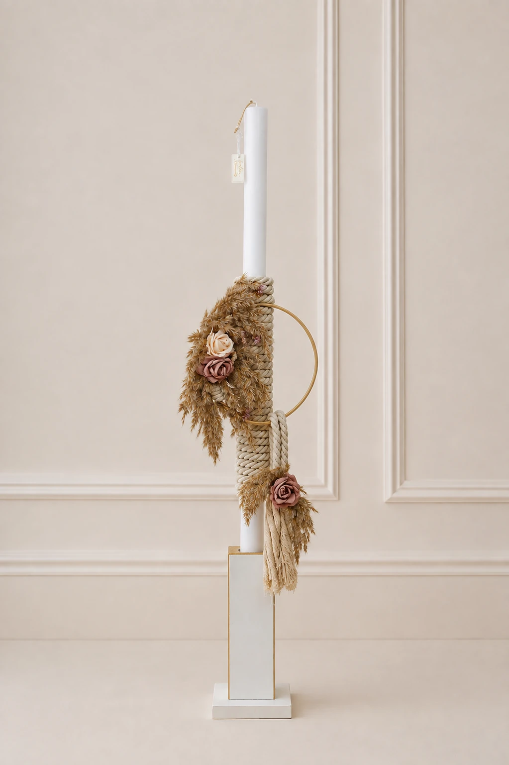 Boho λαμπάδα βάπτισης με pampas, σχοινί και λουλούδια σε φυσικές μπεζ αποχρώσεις.