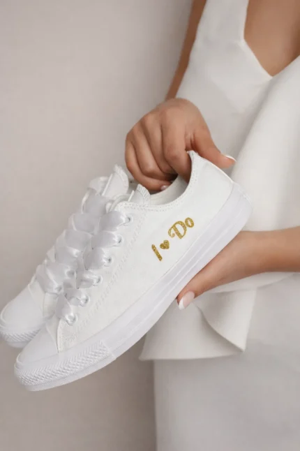 Νυφικά Converse με εξατομίκευση και λευκές σατέν κορδέλες