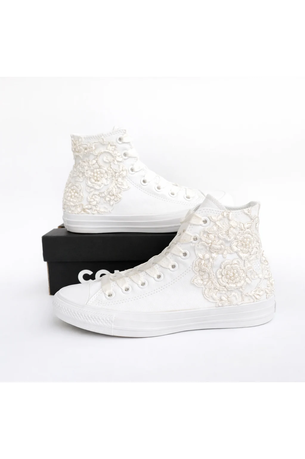 Νυφικά High Top Converse με ivory δαντέλα στην πίσω πλευρά, πάνω σε κουτί