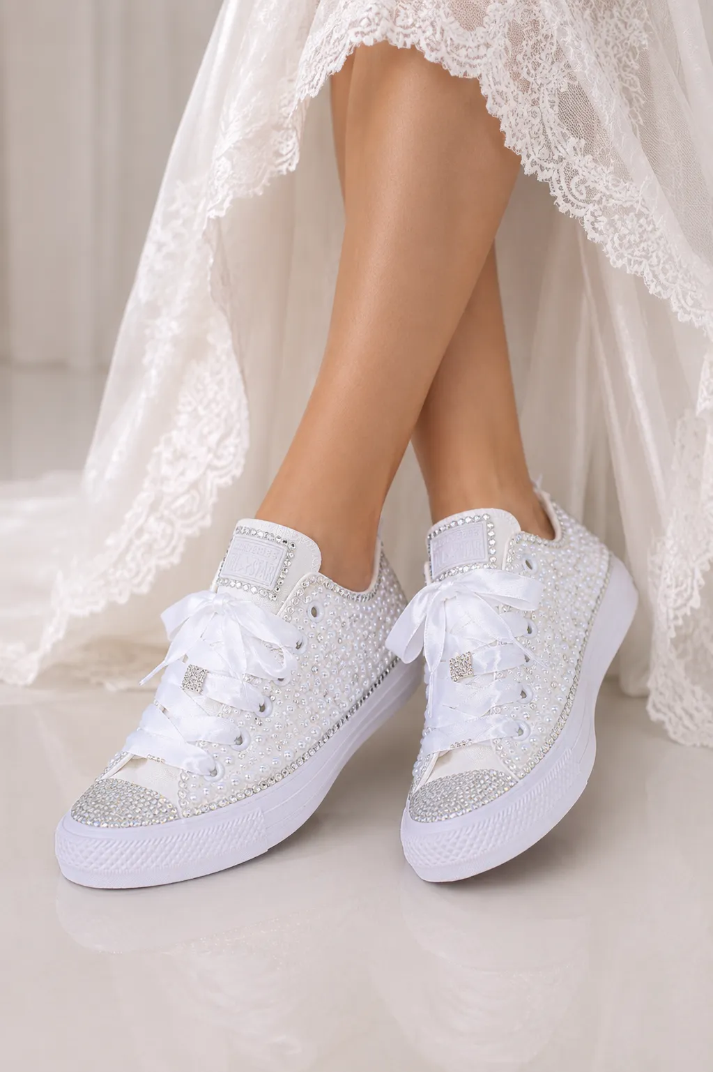 Νύφη με λευκά νυφικά Converse διακοσμημένα με λαμπερά κρύσταλλα