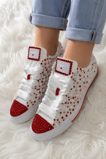 Νυφικά Converse με κόκκινα στρας και λευκές πέρλες