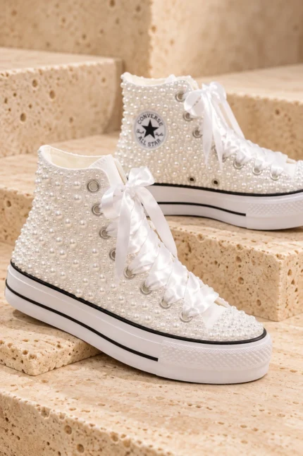 Νυφικά sneakers πλατφόρμας με πέρλες σε λευκά Converse